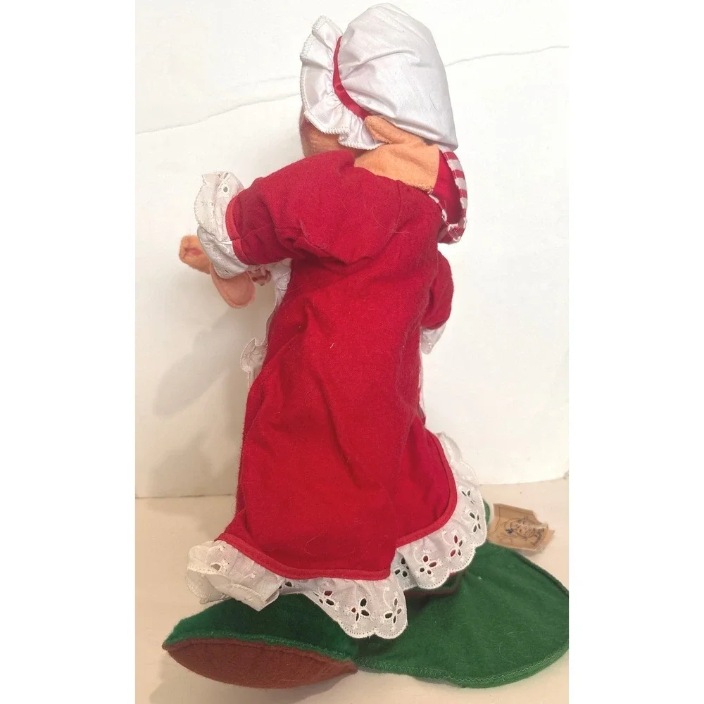 VTG 1989 Annalee Santa and Mrs Claus Hugging Christmas Decor Figurines
